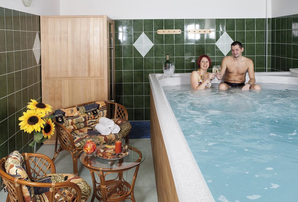 Wellness Hotel Marlin Nová Pec Exteriör bild